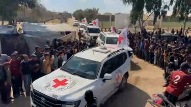 Veículos da Cruz Vermelha transportam reféns israelitas libertados em Khan Younis