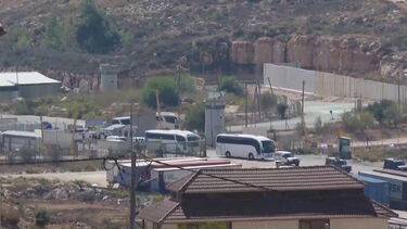 Autocarros com prisioneiros palestinianos libertados deixam prisão de Ofer na Cisjordânia 