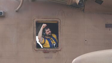 Um dos gémeos raptados pelo Hamas usa camisola do clube Maccabi Tel Aviv e diz adeus a partir de helicóptero   