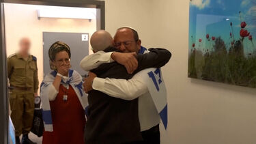 O reencontro emocionante entre reféns do Hamas e famílias 