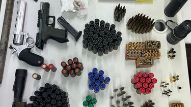 Atirador obrigado a entregar armas que ninguém sabe onde guarda