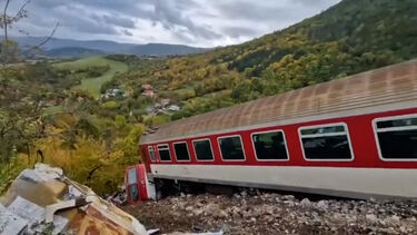 As imagens dos destroços provocados pela colisão entre comboios na Eslováquia 