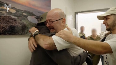 Novas imagens mostram o reencontro emotivo entre reféns israelitas e familiares   
