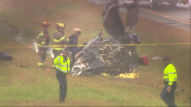 Avioneta embate contra veículo em autoestrada numa tentativa de aterragem em aeroporto nos EUA. Há dois mortos