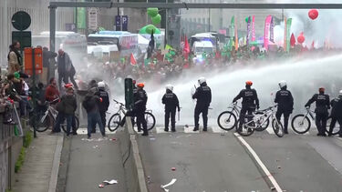 Polícia belga usa canhões de água para dispersar manifestantes