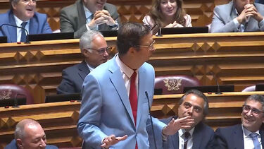 O momento em que deputado do PSD arrasa de forma cómica bancada do Chega no Parlamento