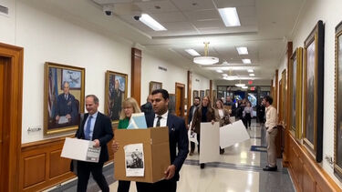 O momento em que jornalistas abandonam o Pentágono contra restrições ao acesso da imprensa