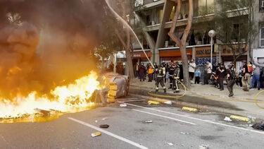 Vidros partidos e caixotes de lixo incendiados: Confrontos violentos em Barcelona durante protestos de apoio à Palestina  