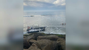 Pescadores saltam de barco que encalhou em Esposende