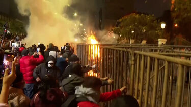 Arremesso de pedras e engenhos pirotécnicos durante confrontos entre jovens manifestantes e polícia no Peru   