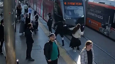 Uma questão de segundos: segurança salva mulher 'distraída' de ser atropelada por elétrico  