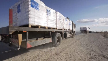 Camiões do Programa Alimentar Mundial preparam-se para entregar ajuda humanitária em Gaza  