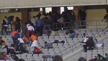 Polícia lança gás lacrimogéneo contra pessoas que foram a velório público de ex-primeiro-ministro do Quénia Raila Oding