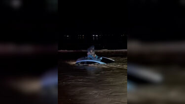 Pai e bebé resgatados de carro preso nas cheias no Arizona  