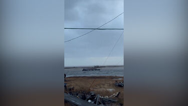 Casa vista a ‘navegar’ após passagem do tufão Halong no Alasca  