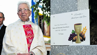 Trio assalta o pároco mais antigo do Mundo