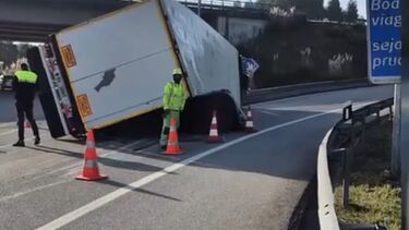 Homem ferido em despiste de camião na EN235 em Aveiro