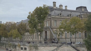 Levaram várias jóias em apenas sete minutos: Tudo o que se sabe sobre o assalto ao Museu do Louvre