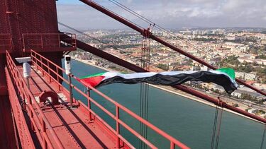 PSP detém ativista que subiu Ponte 25 de Abril com bandeiras da Palestina