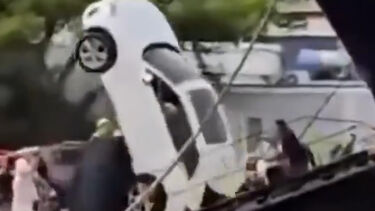 Não caiu à água por milagre: SUV capota a sair de 'ferryboat'