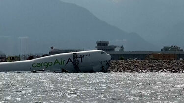 Avião de carga sai da pista e mata dois trabalhadores no aeroporto de Hong Kong 