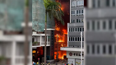 Incêndio em arranha-céus deixa quatro feridos no centro de Hong Kong   