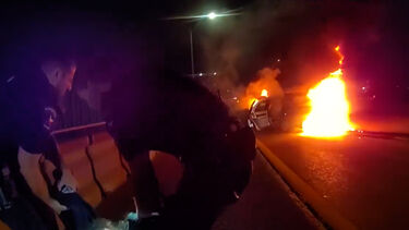 Polícia resgata condutor de carro em chamas 