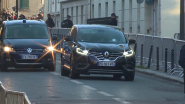 O momento em que Sarkozy chega à prisão de La Santé   