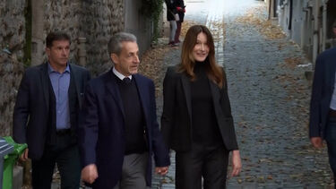 Entre aplausos e de mão dada com a mulher: Foi assim que Sarkozy saiu de casa para dar entrada na prisão  