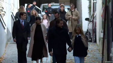 Filhos de Sarkozy juntam-se a apoiantes do pai antes da partida do ex-presidente francês para a prisão  