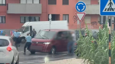 Vídeo mostra intervenção policial da GNR na Costa da Caparica. Há um ferido