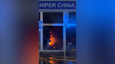 Incêndio deflagra em loja em Setúbal. Há dois bombeiros feridos