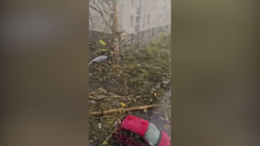 Tornado raro atinge os subúrbios de Paris 