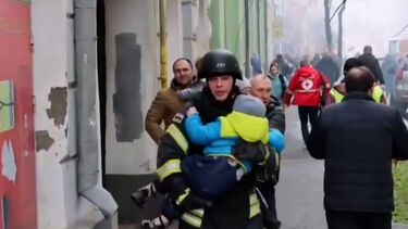 Crianças retiradas de jardim de infância atingido por ataque russo em Kharkiv 