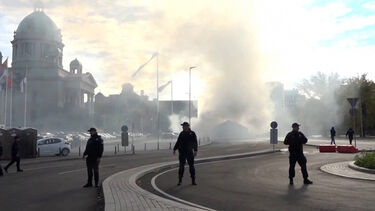 Explosões e tiroteio ferem uma pessoa em acampamento de apoiantes do presidente sérvio em Belgrado