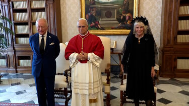 Rei Carlos III e rainha Camila rezam com o Papa Leão XIV no Vaticano em momento histórico   