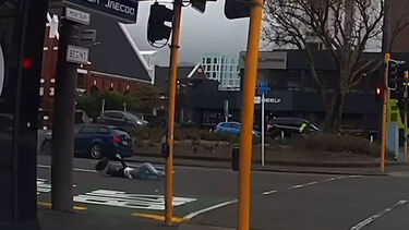 Rajadas de vento atiram mulher para o meio de uma estrada movimentada na Nova Zelândia   