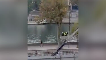 Novas imagens mostram ladrões a sair tranquilamente do Louvre após roubo de joias 