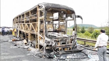 Autocarro incendeia-se após colisão no sul da índia. Há pelo menos 25 mortos 