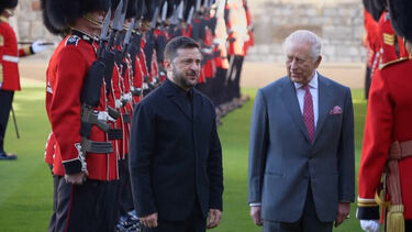 Zelensky encontra-se com o rei Carlos III no Castelo de Windsor  
