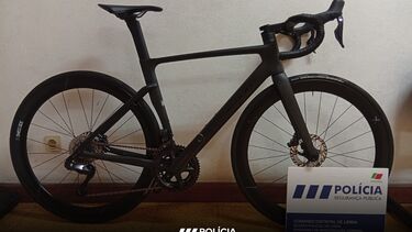 PSP de Leiria recupera bicicleta de luxo que foi furtada numa loja