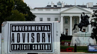 Bordalo II apresenta obra provocatória em frente à Casa Branca  