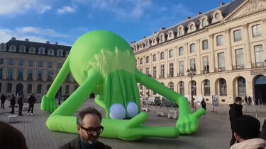 Sapo Cocas gigante rouba as atenções na Art Basel Paris 