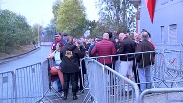 Mesmo com chuva, sócios já marcam presença em frente ao pavilhão na Luz para a votação para o próximo presidente do Benfica