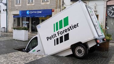 Mau tempo em Leiria provoca abatimento de estrada no centro histórico