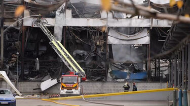 Ataque russo atinge armazém em Kiev e causa incêndio 