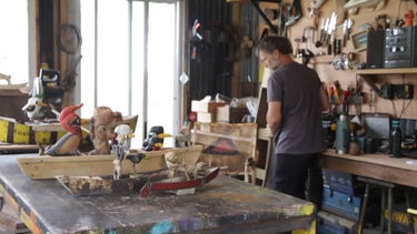 Artista cria criaturas fantásticas a partir de lixo reciclado 