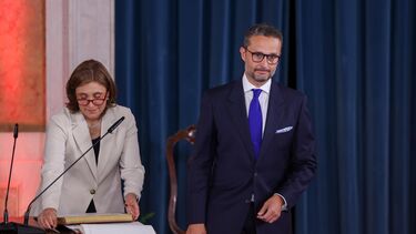 Governante suspeito de favor em concurso. Secretário de Estado recebe concorrente 'amigo'