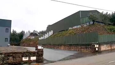 Bombeiro com ferimentos ligeiros em incêndio numa sucata em Viseu