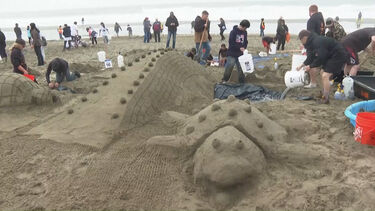 Competição de castelos de areia reúne milhares de pessoas em São Francisco 